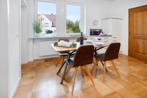 a kitchen and dining room with a table and chairs at Goldberg in Grünstadt