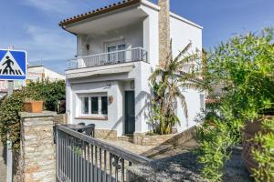 a white house with a black door at Casa en Begur reformada in Begur