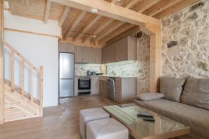 a living room with a couch and a kitchen at Maniaveta's House in Exanthia