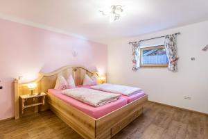 a bedroom with two beds and a window at Ferienwohnung Rosenquarz in Mittenwald