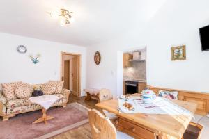 a living room with a couch and a table at Ferienwohnung Rosenquarz in Mittenwald