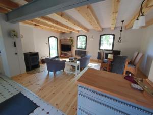 a kitchen and living room with wooden floors and ceilings at Ferienhaus Melkerhaus in Neetzendorf