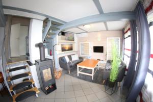 a living room and kitchen in a tiny house at Ferienhaus 109 - Seepark Kirchheim in Kirchheim
