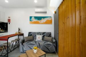 a living room with a couch and a table at Litlle Zen House in Santana