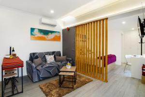 a living room with a couch and a table at Litlle Zen House in Santana