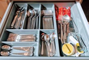 a lunch box filled with utensils and silverware at Ludwig der xvi in Schwandorf in Bayern +20 photos