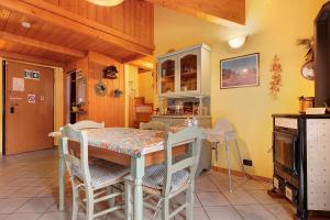 a kitchen and dining room with a table and chairs at Casa Aliza - Duplex Alpino in Pieve di Bono