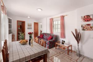 a living room with a table and a couch at Ático La Estrella in Tejina de Isora