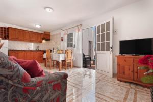 a living room with a couch and a dining room at Ático La Estrella in Tejina de Isora
