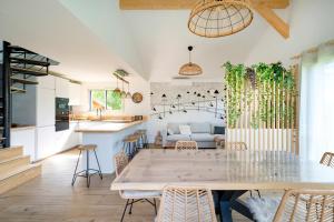 a kitchen and dining room with a table and chairs at Escapade Tout Confort - Seignosse in Seignosse