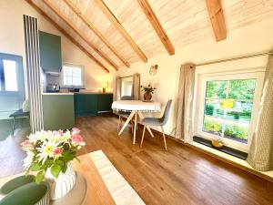 a living room with a table and a window at Aubrac-Biohof Königshainer Berge in Königshain