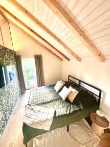 a bedroom with a large green bed in a room at Aubrac-Biohof Königshainer Berge in Königshain