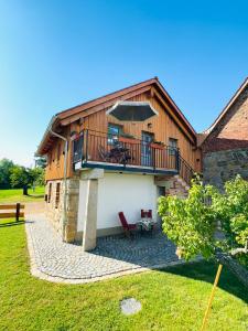 an external view of a house with a balcony at Aubrac-Biohof Königshainer Berge in Königshain