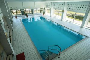 an overhead view of a large swimming pool at Appartment Panoramablick in Oberteuringen