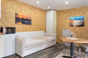a living room with a white couch and a table at Apartment am Seefischmarkt in Kiel
