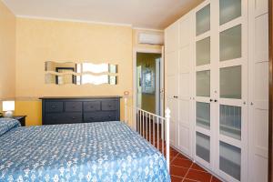 a bedroom with a bed and a mirror at Appartamento in centro Sole e Mare in Porto San Paolo