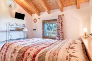 a bedroom with a bed and a window at Dimora La Quiete in Bedollo