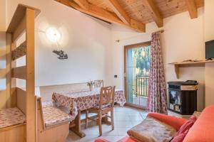 a living room with a table and a fireplace at Dimora La Quiete in Bedollo