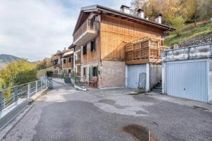 a house with a gate and a garage at Dimora La Quiete in Bedollo