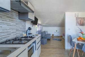 a kitchen with a stove and a counter top at Villa Sele Fontanebianche - Sud in Fontane Bianche
