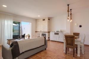 a living room with a couch and a table at Michalete Fernando - Sólo Familias in Conil de la Frontera