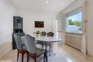a dining room with a table and chairs and a window at Casa Lago Leo in Omegna