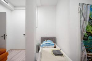 a bed in a room with a wall at an der Mosel in Kaisersesch