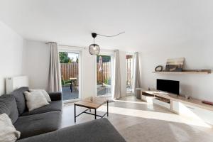 a living room with a couch and a tv at Küstenliebe-Fehmarn in Fehmarn