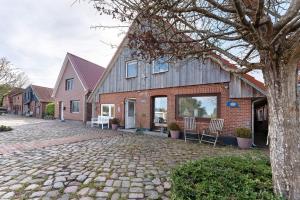 a house with a stone driveway in front of it at Küstenliebe-Fehmarn in Fehmarn