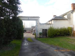 a road leading to a house with a bridge in the background at La faustinière in Andonville
