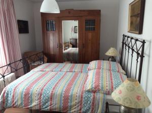 a bedroom with a bed with a striped comforter at Ferienwohnung Cipolla in Oberkirch