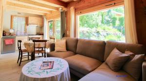 a living room with a couch and a table at Charmant petit chalet individuel in Briançon