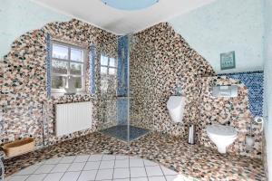 a bathroom with a shower and a toilet at Ferienwohnung im Grünen in Bissendorf +14 photos