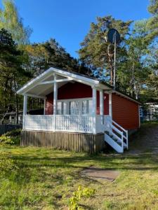 a small red house with a white porch at Lillis Ferienhaus Nr 27 in Göhren