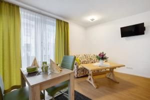 a living room with a couch and a table at Ferienwohnung am Wiesenweg in Mauerstetten