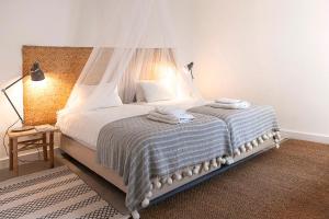 a bedroom with a bed with two towels on it at Casa das Alfazemas in Cadaval