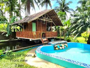 ein Resort mit Pool und Haus in der Unterkunft Concepcion Resort in Inopacan