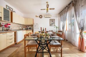 a kitchen with a glass table and chairs at Casa Dea72 in Santa Luria