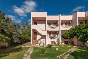a white house with a yard at Casa Dea72 in Santa Luria
