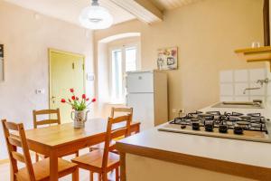 a kitchen with a table and a stove and a table sidx sidx sidx at Appartamento il corso in Roccastrada
