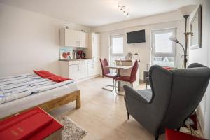 a bedroom with a bed and a table and chairs at Ferienwohnung Seestern in Norderney