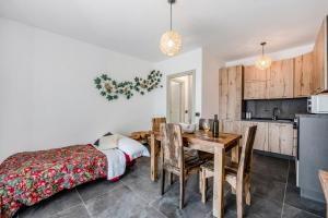 a bedroom with a dining room table and a kitchen at Villa Lice - Sciacchetrà in Casarza Ligure