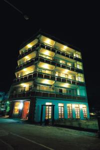 un gran edificio con luces encendidas por la noche en LK Breakfast and Beds, en Lukang