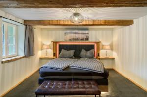 a bedroom with a bed and a bench in it at Altes Höhlenführerhaus in Rübeland