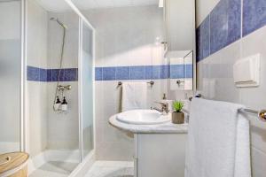a bathroom with a sink and a shower at Apartamento Fénix Garajau in Caniço +17 photos