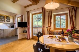 a kitchen and dining room with a table and chairs at Oberplunerhof - Fewo Gitschberg in Chienes