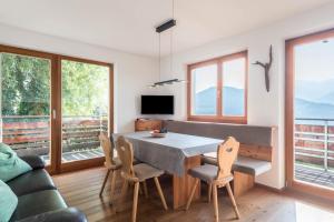 a kitchen and dining room with a table and chairs at Thalerhof App Melisse in Feldthurns