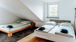 a bedroom with two beds and a window at Schöne Relaxunterkunft-barrierefrei in Mössingen