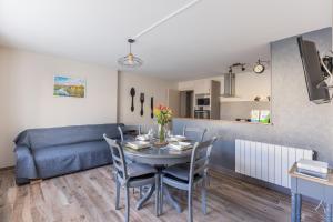 a living room with a table and a couch at Gîte À L'aube - 3 chambres in Saint-Aignan