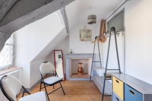 a room with chairs and a desk and a ladder at Gîte À L'aube - 3 chambres in Saint-Aignan